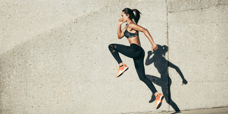 Immagine di una ragazza che si allena, simbolo utilizzato per parlare della congiunzione tra esercizio fisico e perdita di peso. 